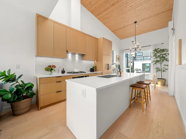 650 E 2nd St #224, North Vancouver, BC V7L 1E3