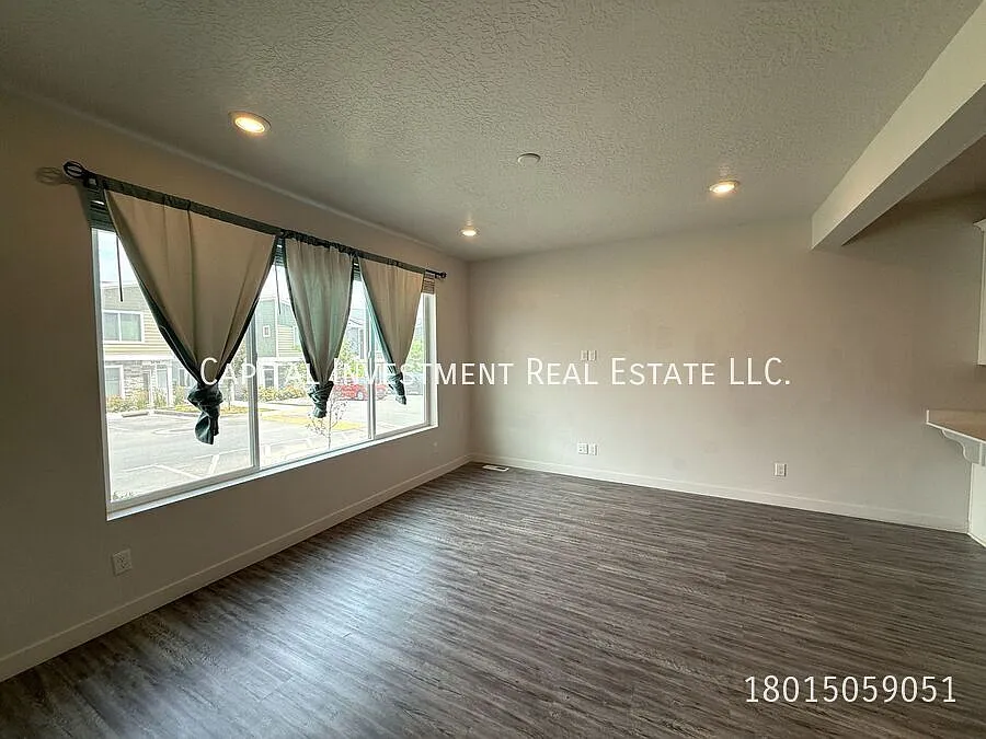 **August Rent Free Townhome Available Now In Haven Dell! — Photo 2