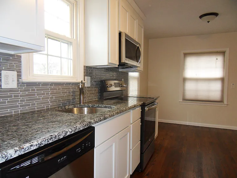 521 N Rembrandt Ave — Photo 8
