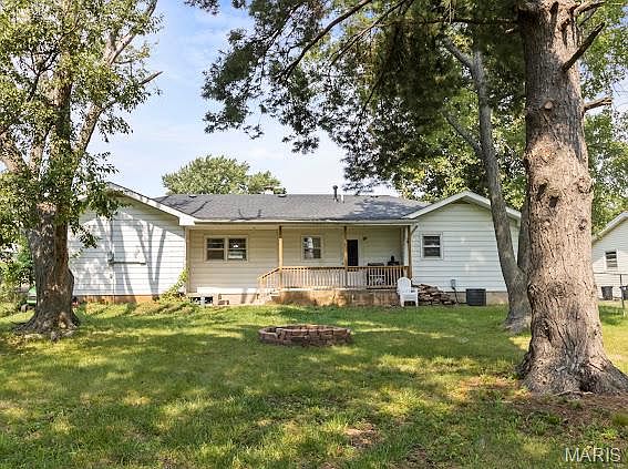 3rd image of 320 Davis Ct