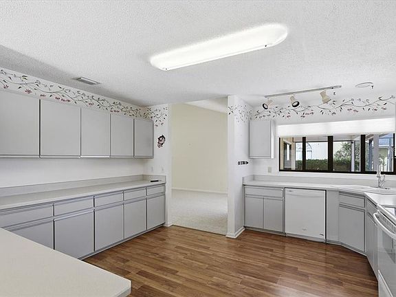 3rd image of 184 Westhampton Dr
