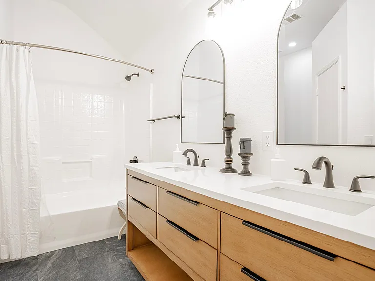323 Celia Cir — Photo 9