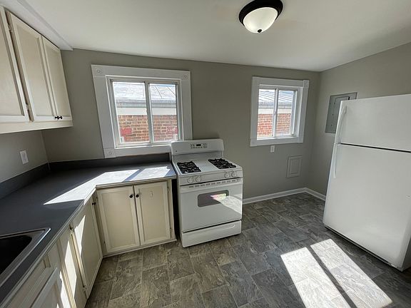 3rd image of 120-122 N Hanover St #122-2