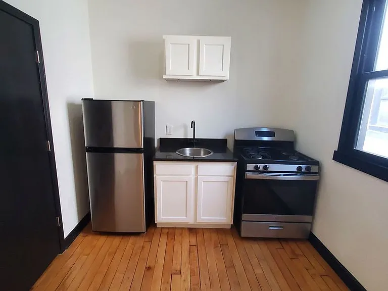 The Berm - 2001 10th Ave (24 Units Luxury Apartments) — Photo 8