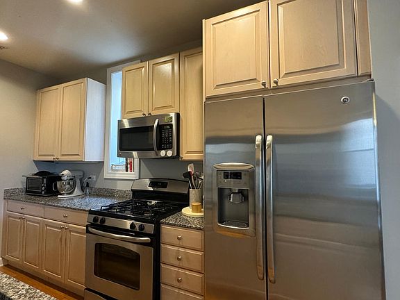 5th image of 2029 N Kenmore Ave #2