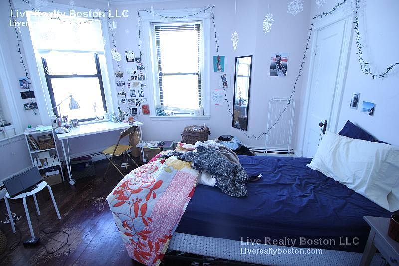 2nd image of 1427 Commonwealth Ave #4