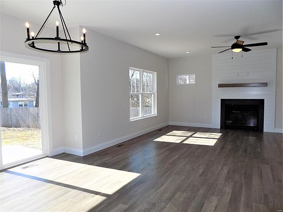 4th image of 208 W Rose Hill Ave