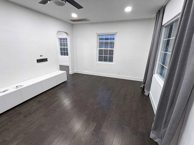 1154 W 2nd Pl — Photo 7