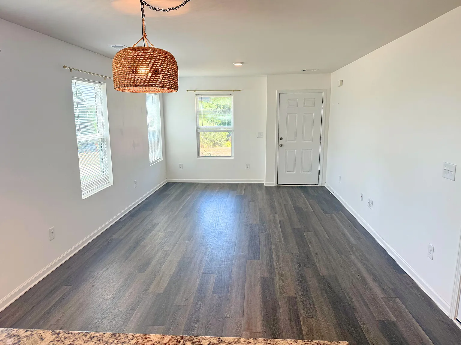 3 bed, 1402 sqft, $1,800 — Photo 3