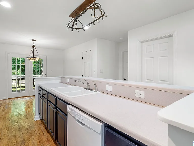 1004 W Walnut St — Photo 14