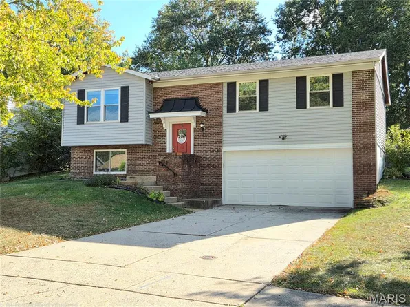 1382 Premio Dr, Fenton, MO 63026