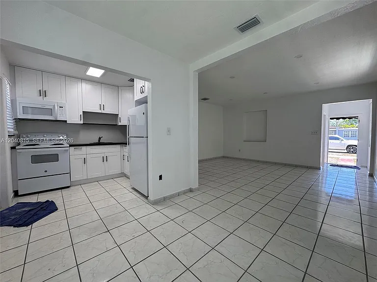 459 SE 3rd St — Photo 7