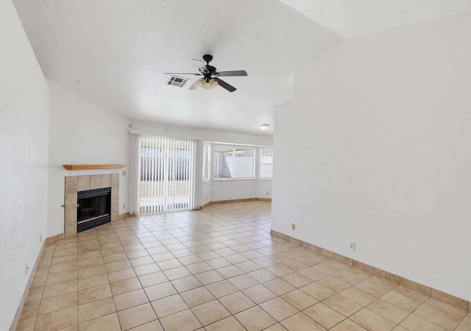 Great 3 Bedroom, One Story Northwest Vegas Home — Photo 4