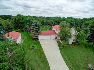 S49W34221 Ridgeway Dr, Dousman, WI 53118