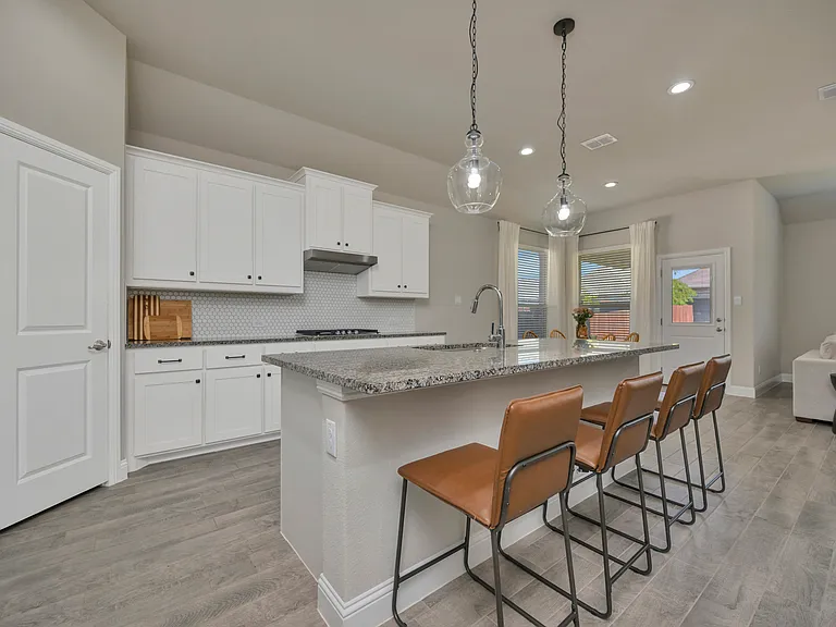 2028 Windsor Dr — Photo 4