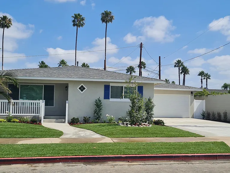 Newly Renovated 3 Bedroom Home in Orange — Photo 14