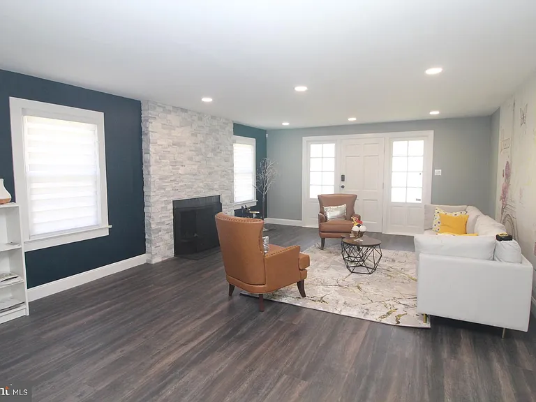118 Washington Rd — Photo 2