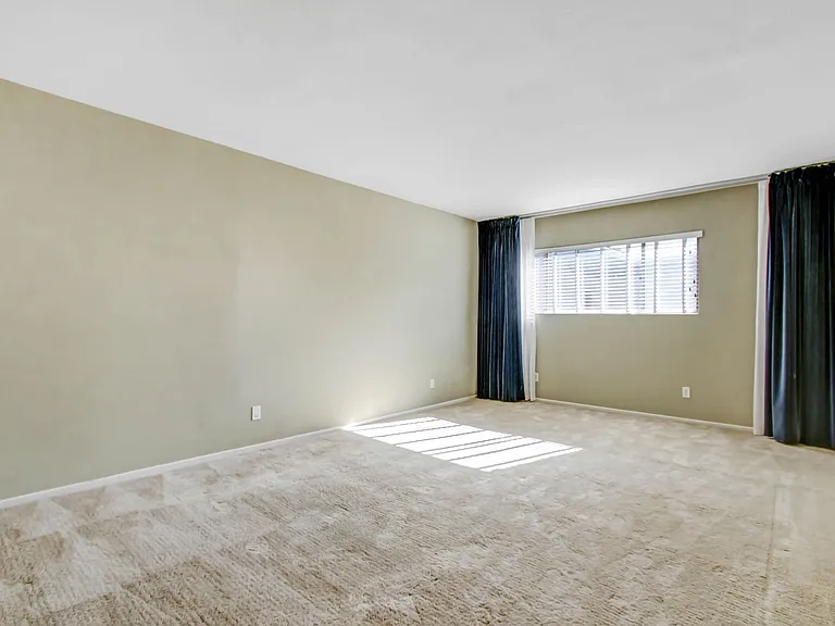 7560 Hollywood Blvd #406 — Photo 10