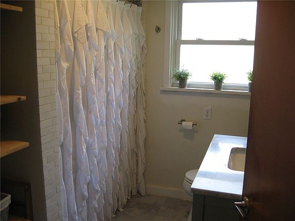 4th image of 830 Longvue Dr