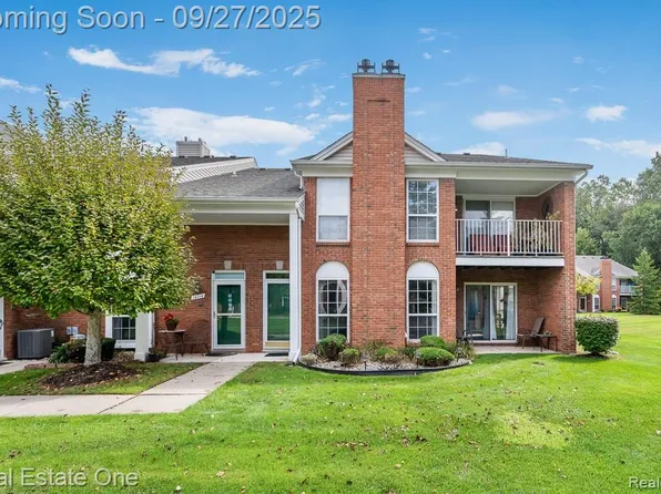 16726 Gemstone Dr, Macomb, MI 48042