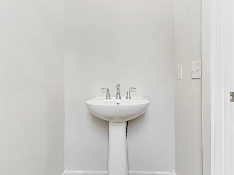 146 Lockwood Dr — Photo 5
