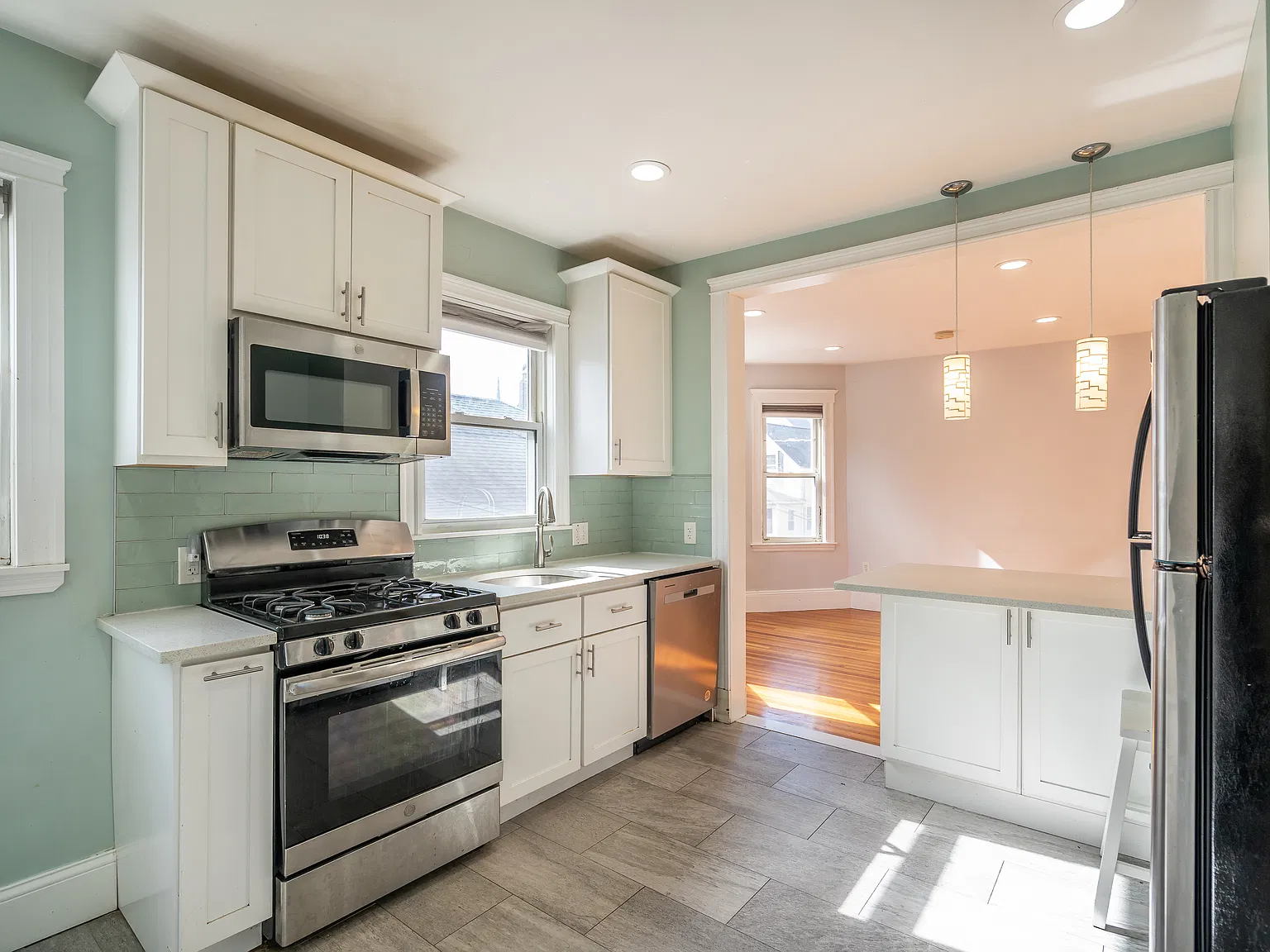 4 bed, $3,400 — Photo 2