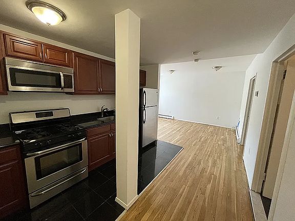 2nd image of 925 Putnam Ave #1