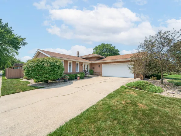 9134 Hawthorne Dr, Munster, IN 46321