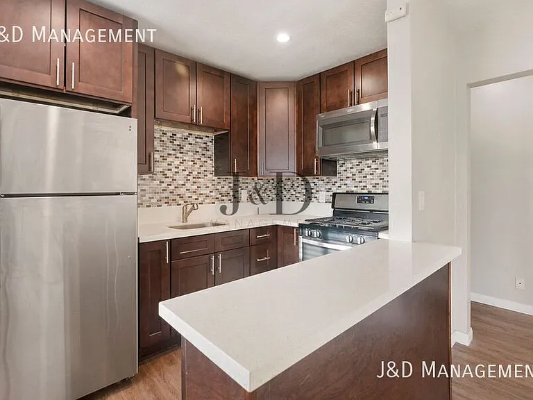 1430 Dubuque St — Photo 8