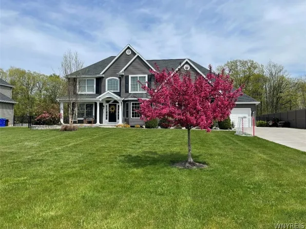 7240 Creekbend Dr, North Tonawanda, NY 14120