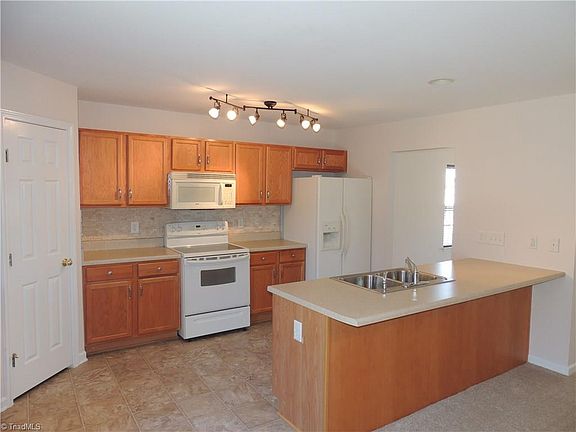 5th image of 140 Dunbarton Ct