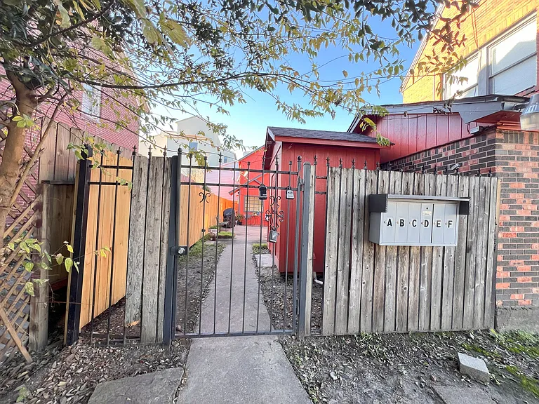 4704 Chenevert St — Photo 10