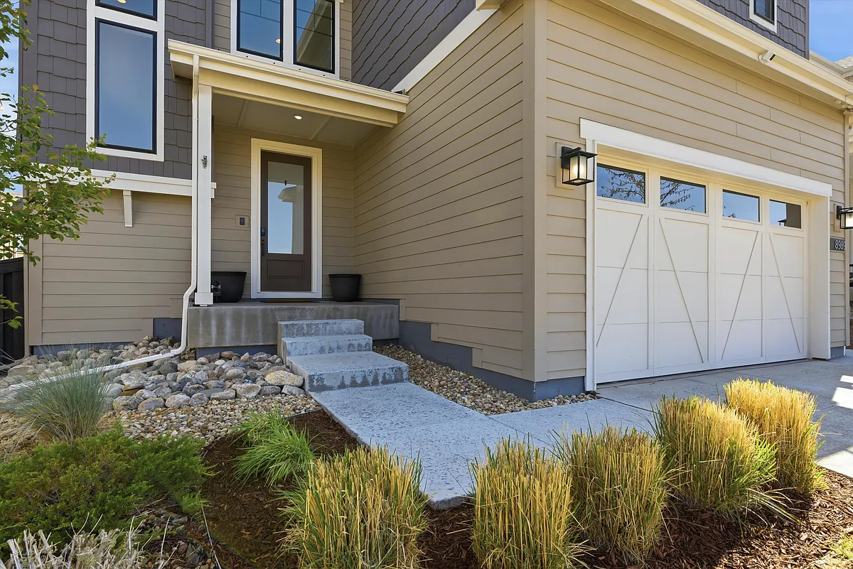Building Photo - 8989 Bellsong Dr
