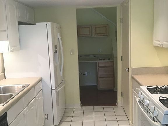 4th image of 1433 Villa Pl E