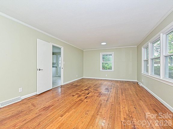 3rd image of 655 Greenbriar Ave