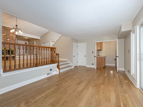 3rd image of 2010 Carriage Hill Rd