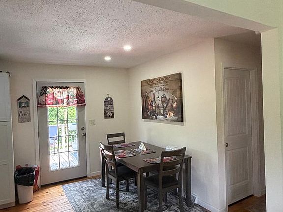 5th image of 172 Hillcrest Cir