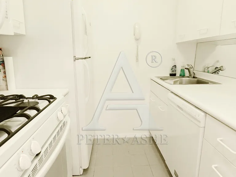 220 E 65th St #3E — Photo 4