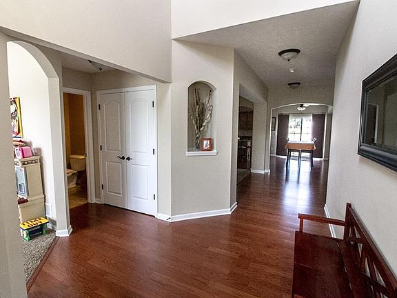 3rd image of 208 Shoreland Cir