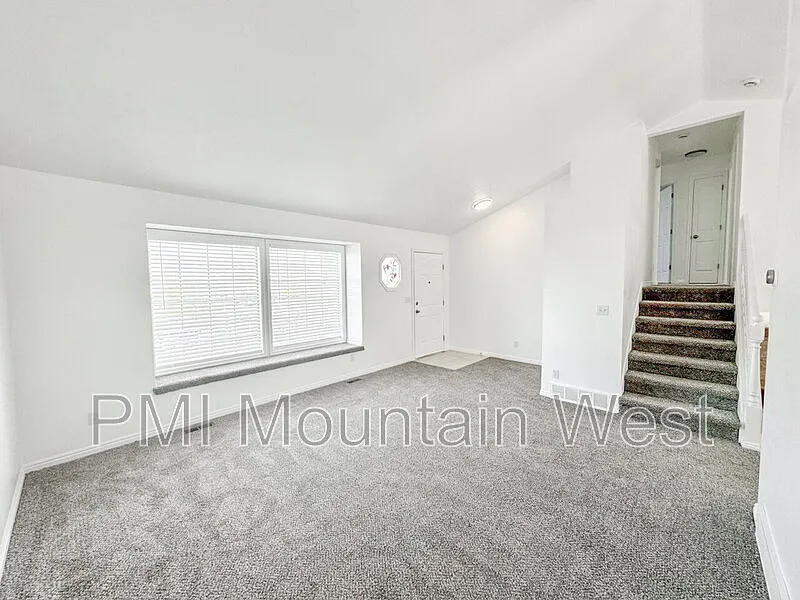 4 bed, 3.0 bath, 1876 sqft, $2,295 — Photo 3