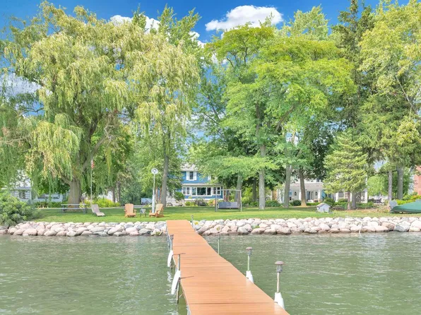 480 Lac La Belle DRIVE, Oconomowoc, WI 53066