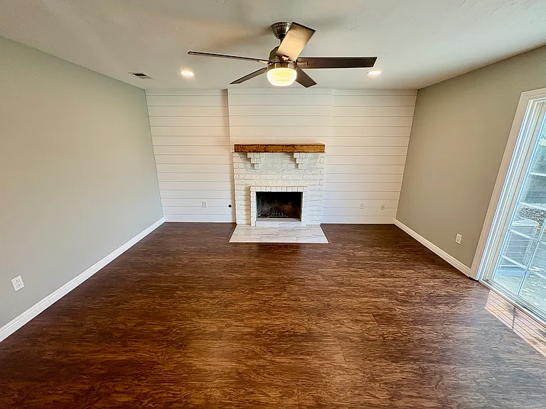 2035 Grove Ave — Photo 8