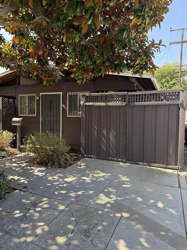 2 bed, 900 sqft, $4,000 — Photo 1