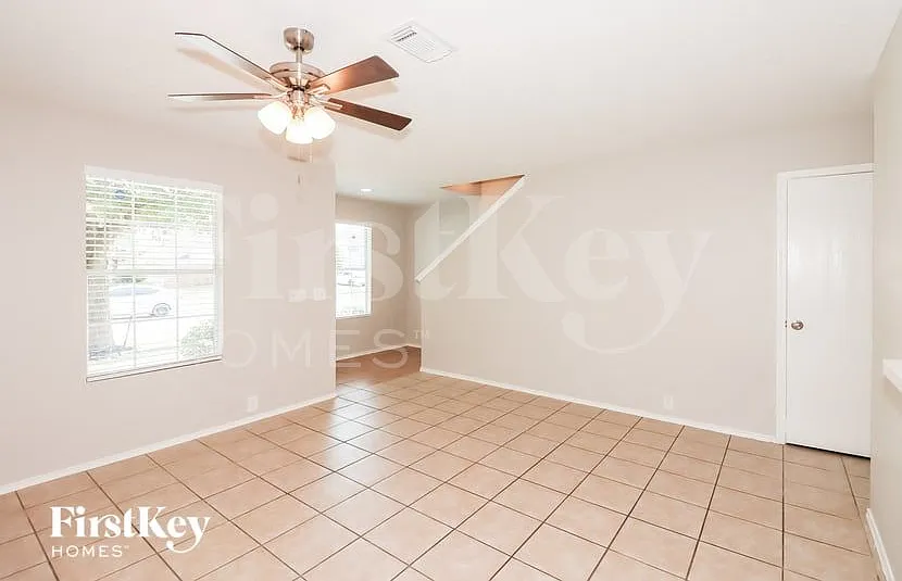 4 bed, 2.5 bath, 1660 sqft, $1,735 — Photo 3