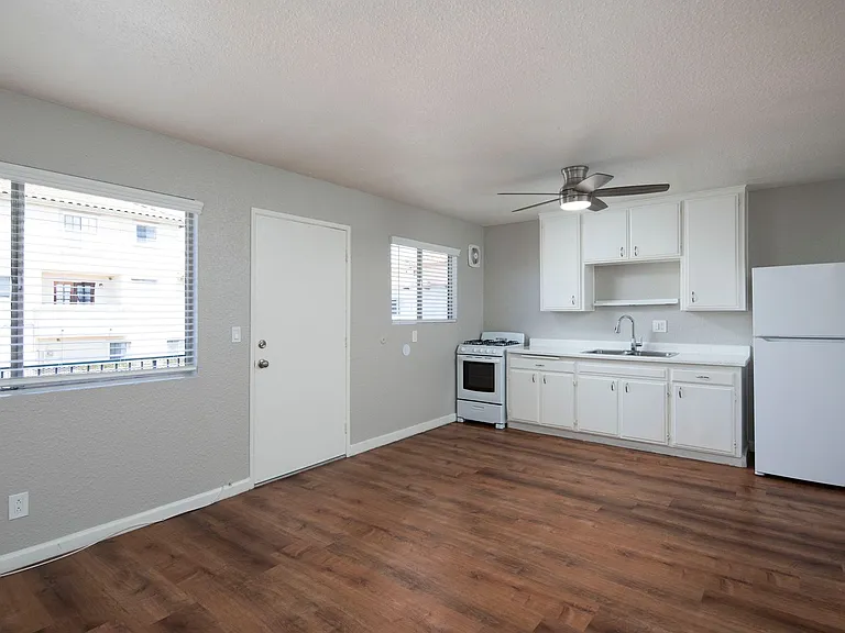 Paloma Apartments — Photo 18