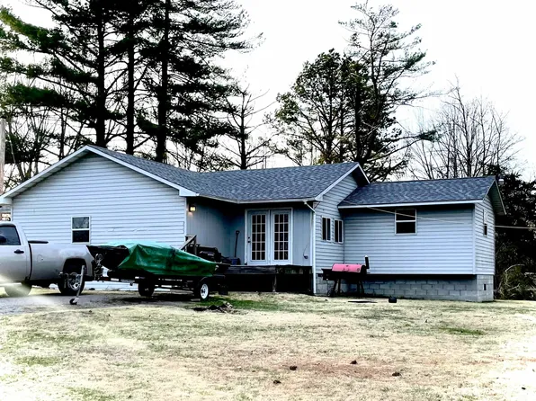 225 Arrowhead Dr, Goreville, IL 62939