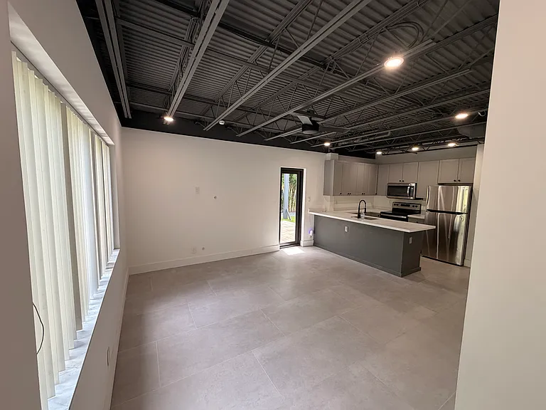604 NE 9th Ave #3 — Photo 2