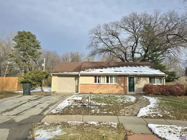 2712 SW Moundview Dr, Topeka, KS 66614