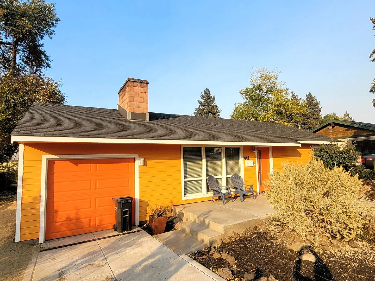 Charming single-level home. Monthly rental, fully furnished + all utilities. Fantastic location! — Photo 4