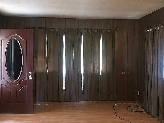 3rd image of 4118 Russell Ave